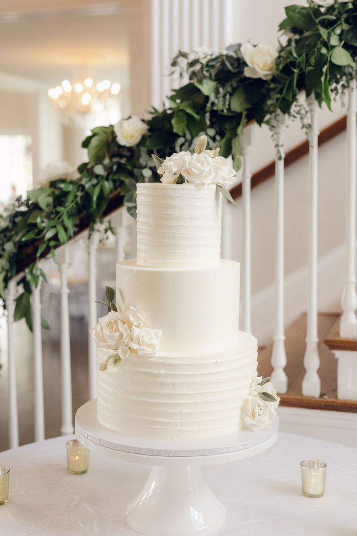 HORIZONTAL SPATULA AND SMOOTH. THREE TIERS WEDDING CAKE