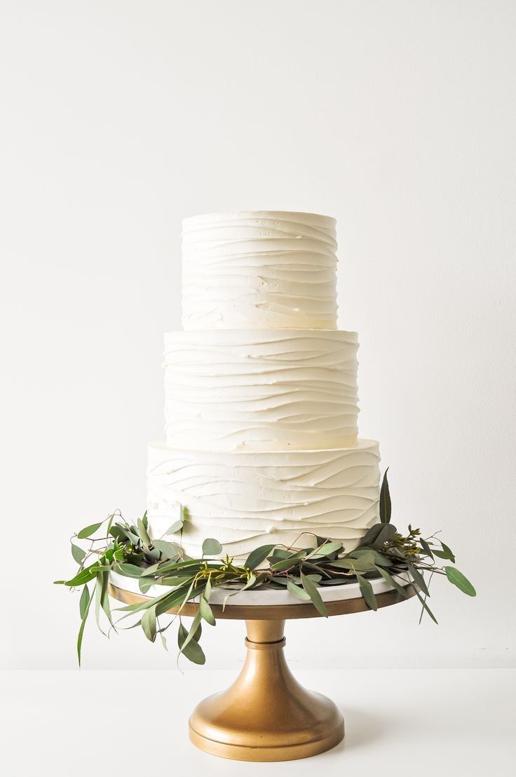 WAVY SPATULA. THREE TIERS WEDDING CAKE